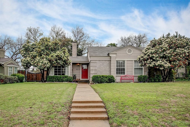 view of front of house featuring a front lawn