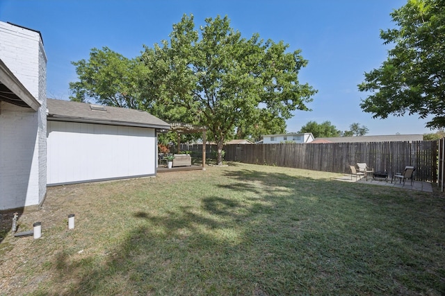 view of yard featuring a patio area