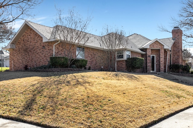 ranch-style home featuring a front lawn