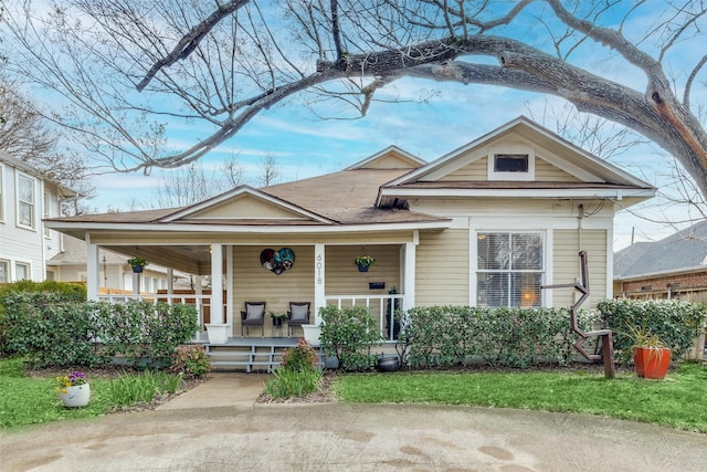 view of front of property featuring covered porch