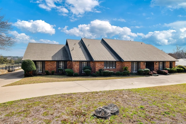 view of front of home with a front lawn