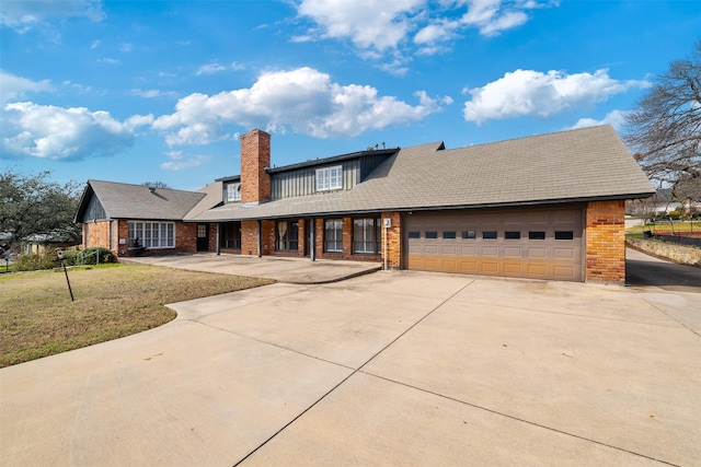 view of front facade featuring a garage and a front lawn