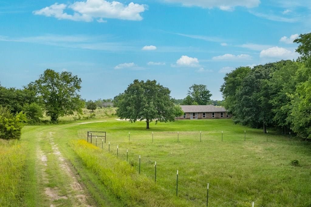 view of yard featuring a rural view