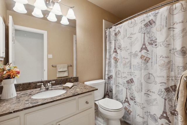 full bath featuring toilet, a shower with shower curtain, an inviting chandelier, a textured wall, and vanity