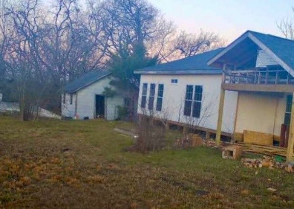 view of side of property featuring a yard