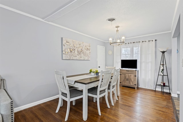 dining room with dark wood-style floors, an inviting chandelier, visible vents, and baseboards