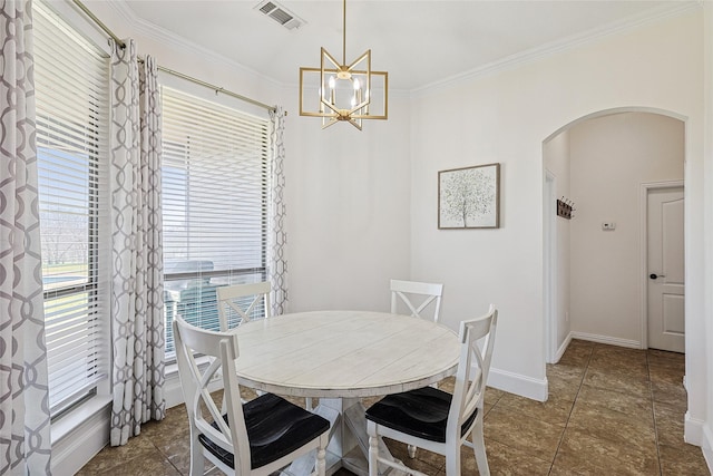 dining space with arched walkways, visible vents, ornamental molding, a chandelier, and baseboards