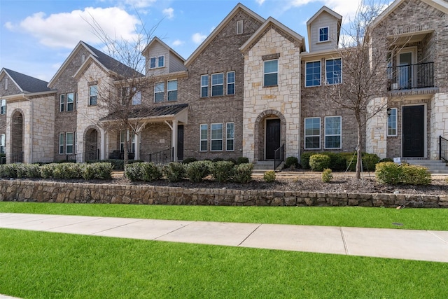 view of front of house with brick siding and a front yard