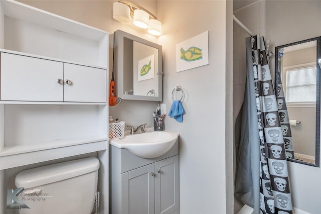 bathroom with toilet, a shower with curtain, and vanity