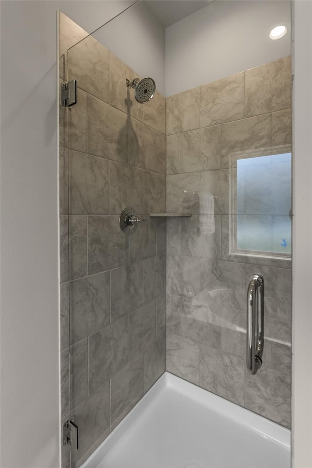 full bathroom featuring a tile shower