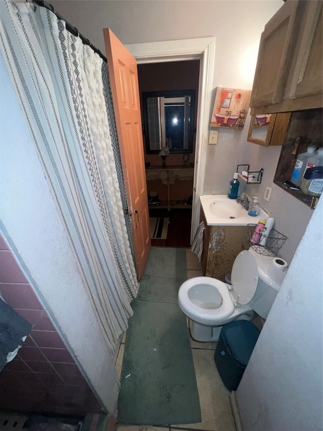 full bath featuring curtained shower, vanity, and toilet