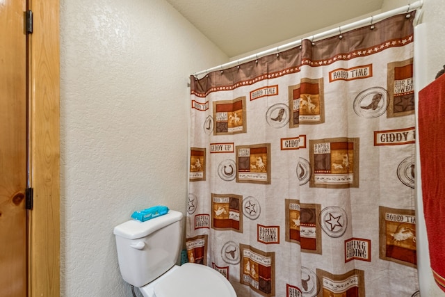 bathroom featuring a shower with shower curtain and toilet