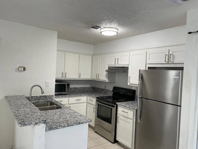 kitchen featuring stainless steel appliances, a peninsula, a sink, and under cabinet range hood