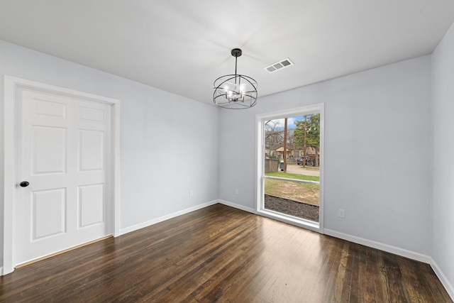 unfurnished room featuring baseboards, visible vents, dark wood-style flooring, and a notable chandelier