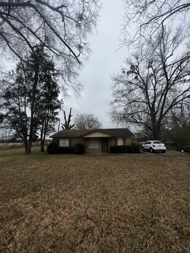 view of front of home with a front lawn