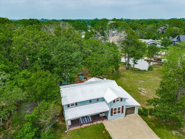 birds eye view of property featuring a forest view