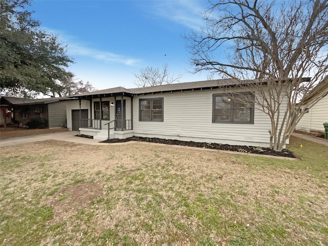 view of front facade featuring concrete driveway and a front yard