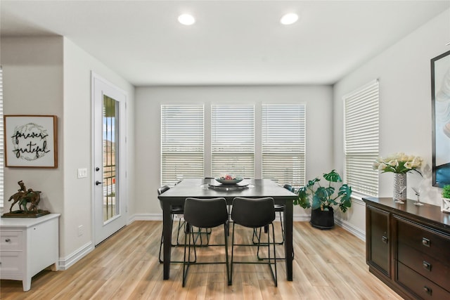 dining space featuring recessed lighting, a healthy amount of sunlight, light wood-style flooring, and baseboards