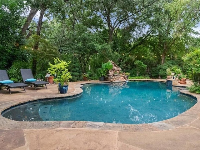 5114 Westhaven Rd, Arlington, TX 76017 - swimming pool with a patio area