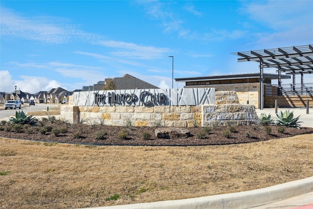 community sign with a residential view and a yard