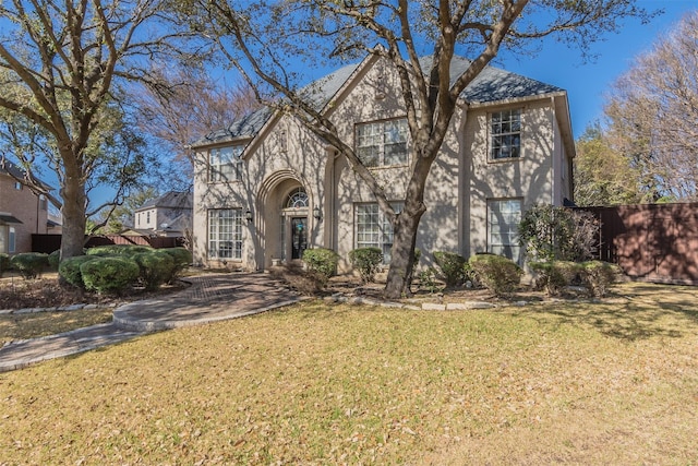 view of front facade with a front yard and fence