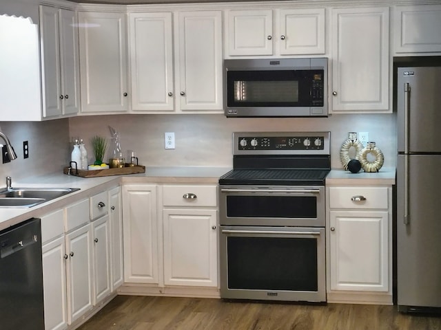 122 Lakeway Ln, Gun Barrel City, TX 75156 - kitchen with stainless steel appliances, a sink, light countertops, and white cabinetry
