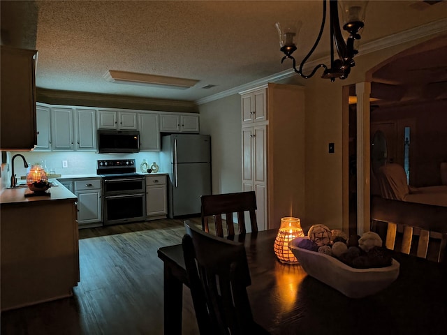 122 Lakeway Ln, Gun Barrel City, TX 75156 - kitchen featuring range with two ovens, freestanding refrigerator, black microwave, ornamental molding, and a sink