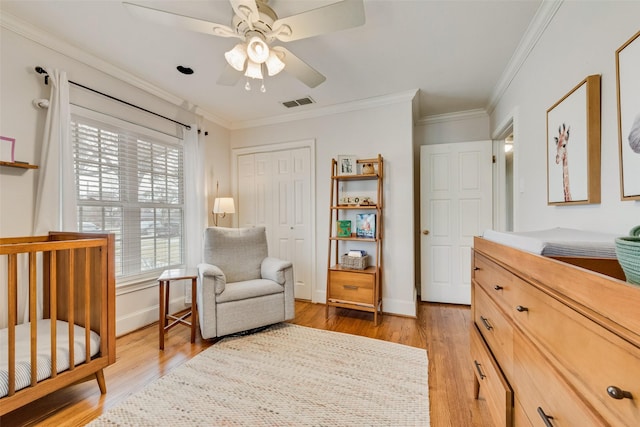 sitting room featuring baseboards, visible vents, a ceiling fan, ornamental molding, and light wood-style floors