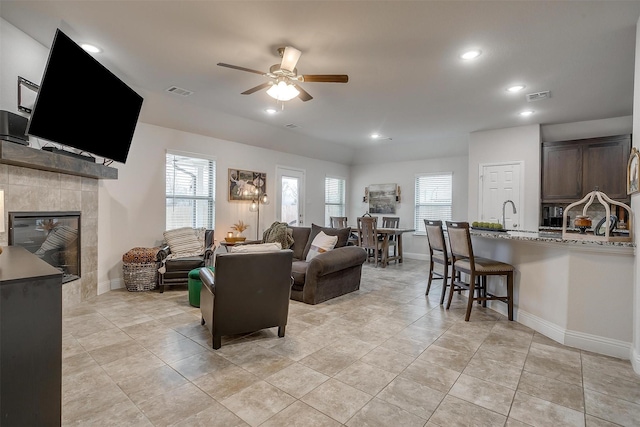living area with visible vents, recessed lighting, baseboards, and ceiling fan