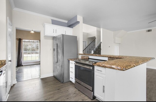 kitchen with visible vents, stainless steel appliances, dark wood-type flooring, and white cabinetry