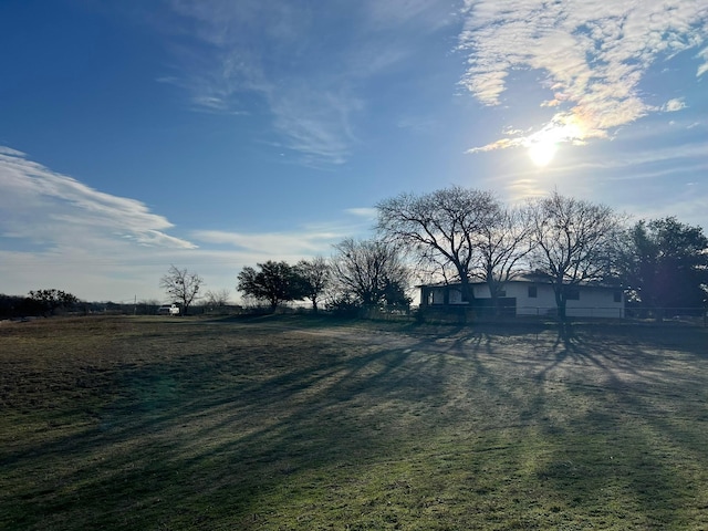 view of yard featuring a rural view