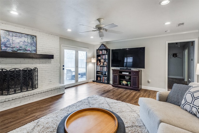 living area with ceiling fan, ornamental molding, and wood finished floors