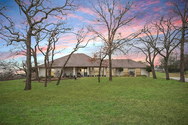 view of front of house featuring a lawn