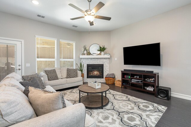 living room featuring dark wood-style floors, visible vents, ceiling fan, and baseboards