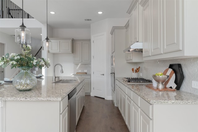 kitchen featuring visible vents, dark wood finished floors, appliances with stainless steel finishes, under cabinet range hood, and a sink