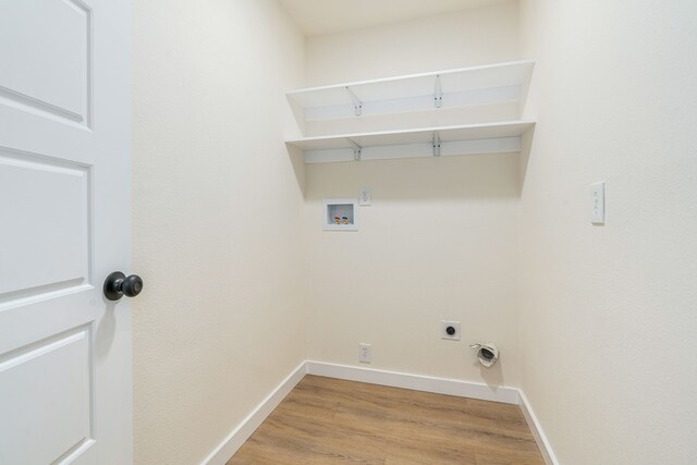 unfurnished room with a ceiling fan, visible vents, light wood-style flooring, and baseboards