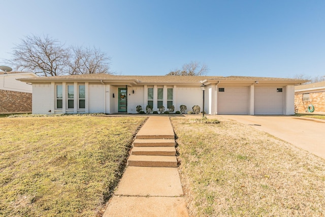 view of front of property featuring driveway, a garage, and a front yard