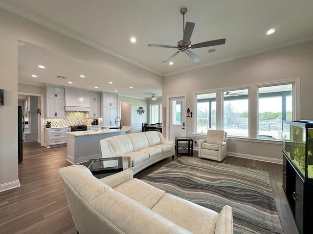 living room with recessed lighting, dark wood-style flooring, ceiling fan, and baseboards