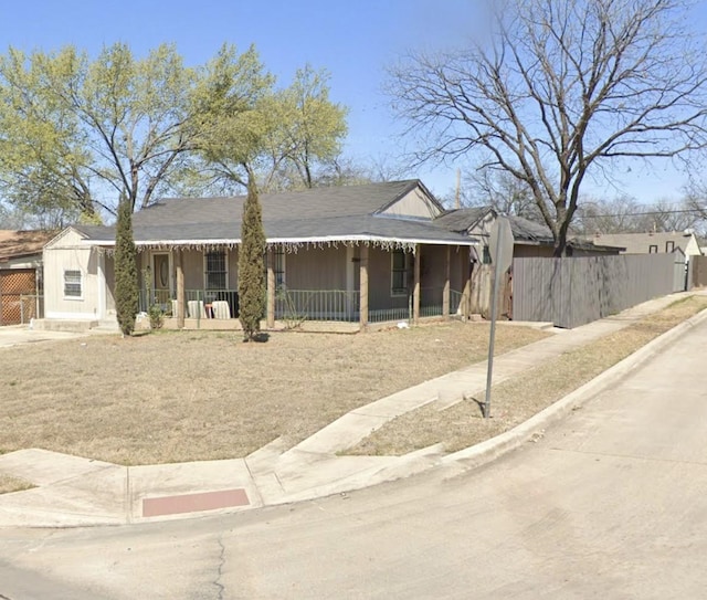 view of front of home featuring a porch, fence, and an attached carport