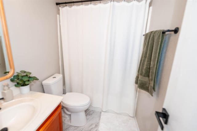 full bath with toilet, a shower with shower curtain, and vanity