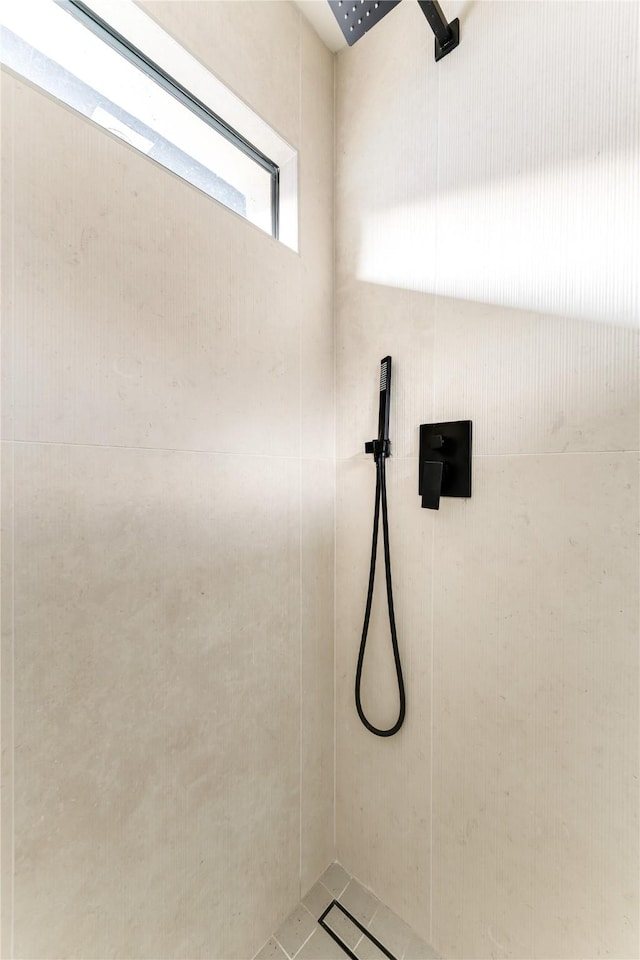 16912 Park Hill Dr, Dallas, TX 75248 - bathroom featuring a tile shower