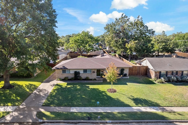 view of front of property featuring a front yard and fence