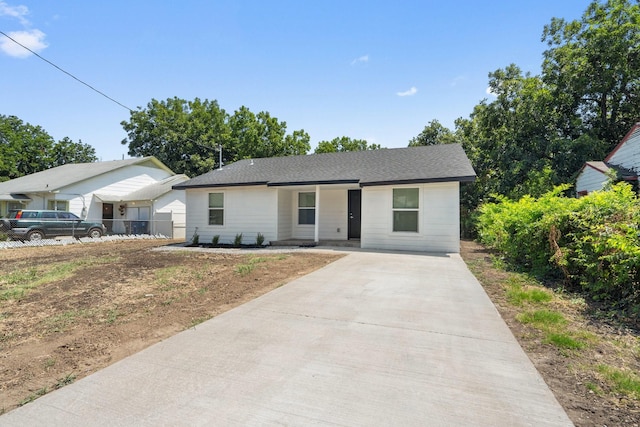 ranch-style house featuring concrete driveway