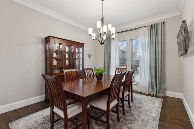 dining space featuring ornamental molding, dark wood-style flooring, a notable chandelier, and baseboards