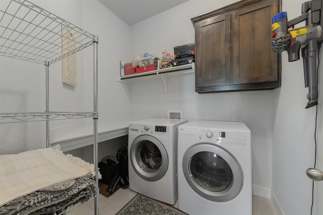 laundry room featuring cabinet space, baseboards, and independent washer and dryer