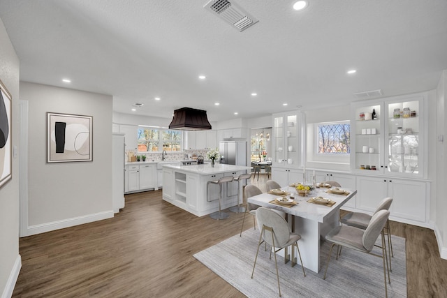7004 Ledbetter Rd, Arlington, TX 76001 - dining room featuring wood finished floors, baseboards, and recessed lighting