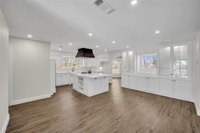 7004 Ledbetter Rd, Arlington, TX 76001 - kitchen featuring wood finished floors, white cabinets, baseboards, backsplash, and recessed lighting