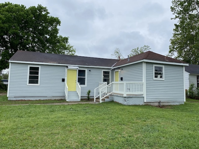 view of front of property featuring entry steps and a front lawn