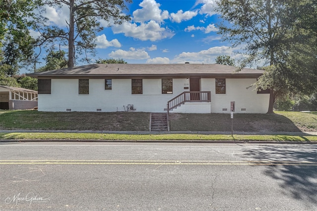 view of front of property featuring crawl space and a front lawn