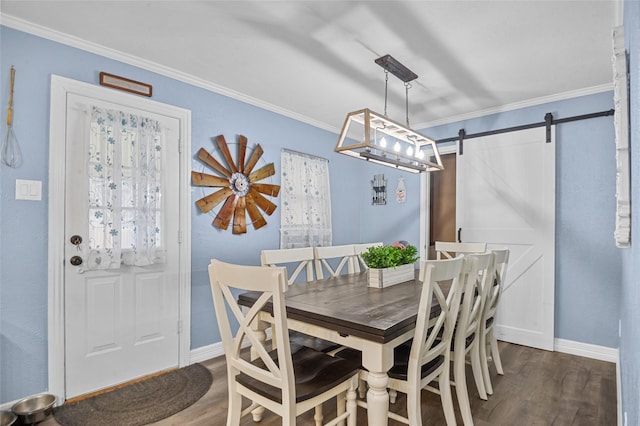 dining area featuring ornamental molding, a barn door, dark wood-style flooring, and baseboards